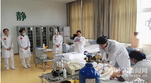 县人民医院首推新护士规培结业模拟抢救现场考