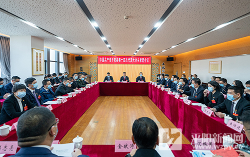 县第十四次党代会主席团举行第五次会议